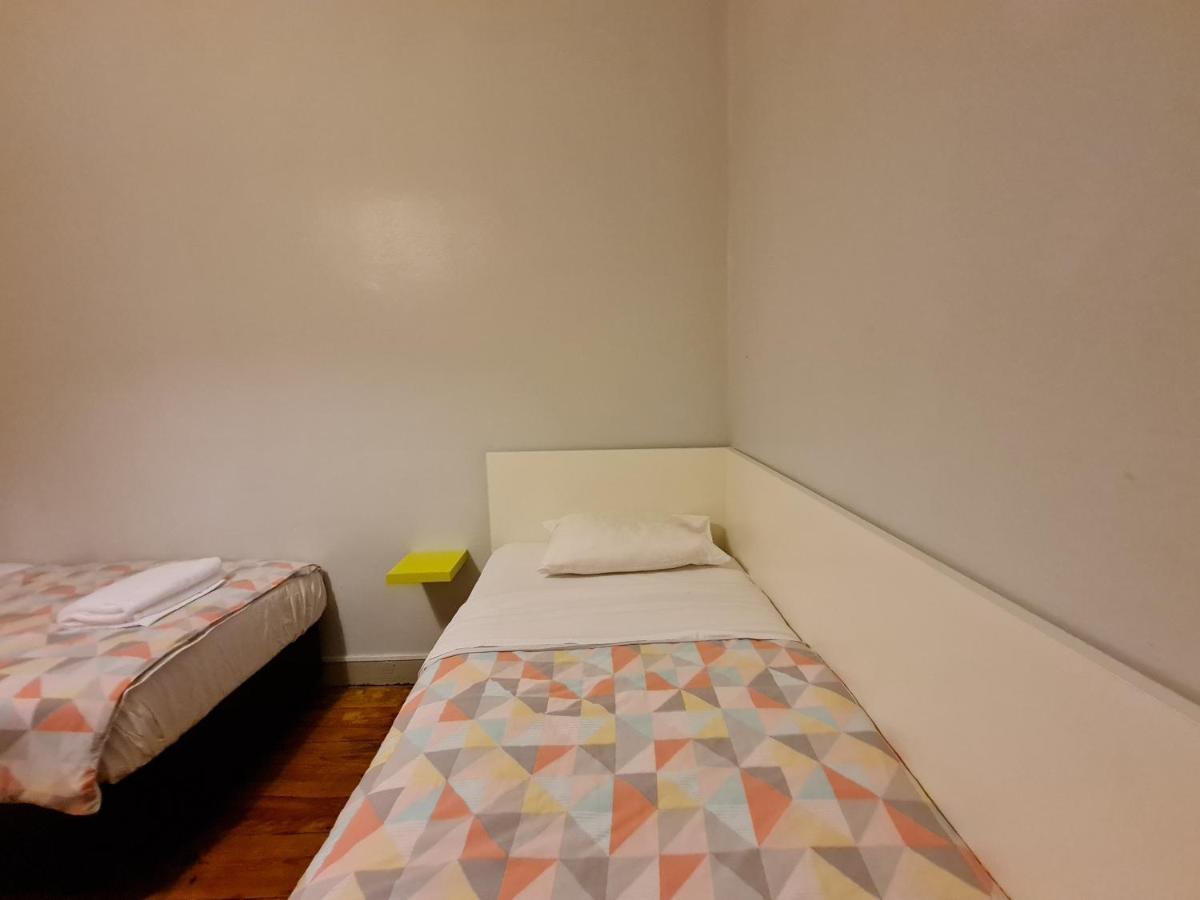 Cama individual en habitación compartida mixta